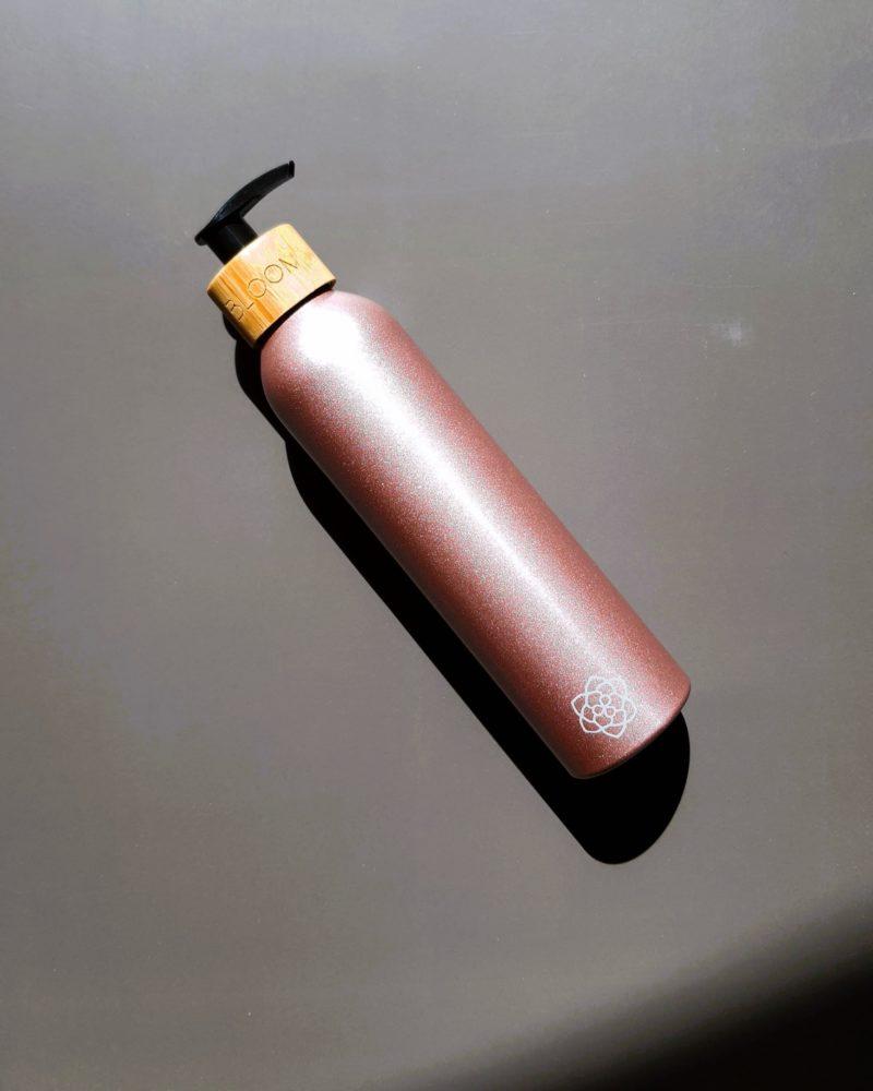 Metallic pink Refillable Forever-bottle for sustainable personal care products.