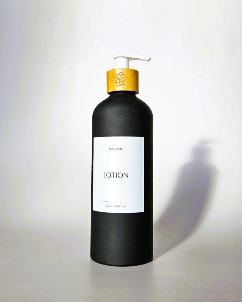 Black refillable Forever-bottle for body lotion