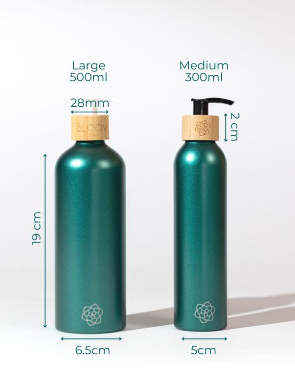 Distributeurs rechargeables pour salle de bain vert métallique avec pompe en bambou pour salle de bain minimaliste en différentes tailles.