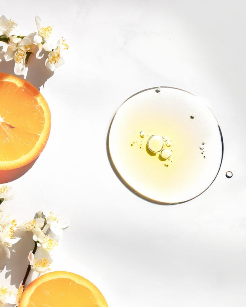 Natural shampoo that gently cleanses, hydrates, and smooths hair while reducing frizz. Infused with a citrus–woody fragrance.