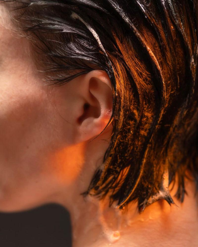 Natural shampoo that gently cleanses, hydrates, and smooths hair while reducing frizz.